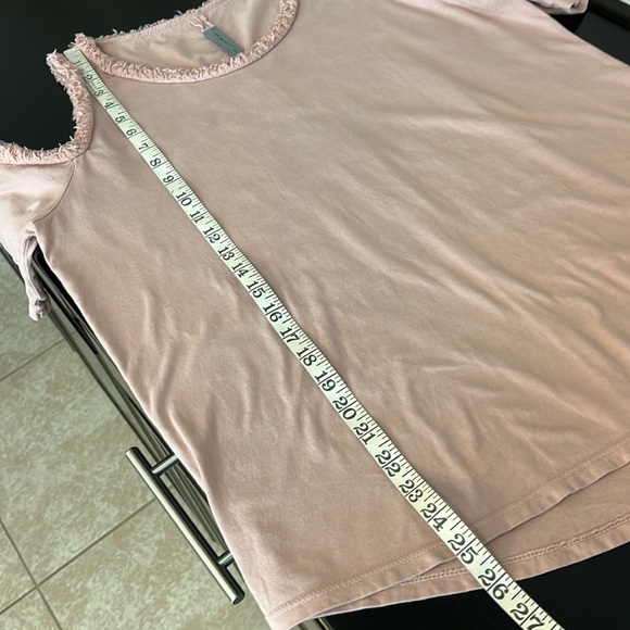 RAQUEL ALLEGRA asymmetrical cold shoulder raw edge cutout Tee, blush, size 1 {M} - Picture 10 of 11